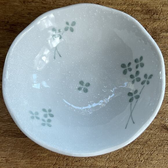 Art Pottery White Ceramic Trinket Dish 5.5" Green Four Leaf Clovers Speckle - Picture 8 of 9